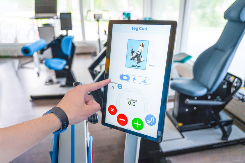 HUR XL-Touchdisplay SmartTouch Hi5 – 15,6 Zoll großes Touchdisplay an Trainingsgerät
